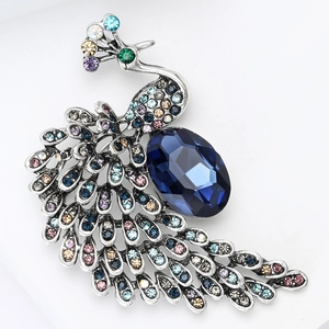 Vue détaillée de la broche paon en argent avec pierre bleue et strass multicolores