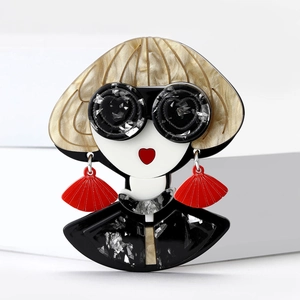 Broche cartoon en acrylique représentant une femme moderne avec lunettes et lèvres cœur