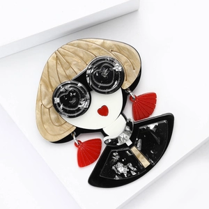 Broche en acrylique tendance avec cheveux dorés et lèvres en cœur rouge pour femmes