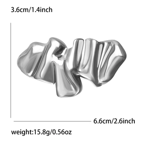Irregular silver fluid wavy metal brooch showing dimensions 6.6cm x 3.6cm and weight 15.8g