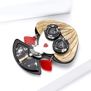 Broche artistique en acrylique représentant une femme avec lunettes de soleil coeur