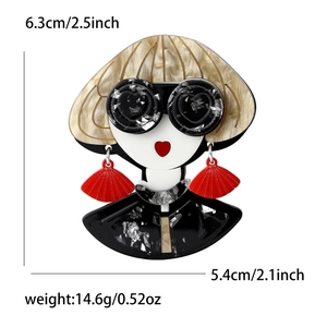 Broche femme tendance en acrylique avec lunettes et lèvres en cœur, détails de taille 6,3 cm