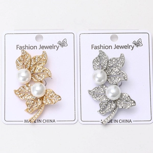 Comparaison détaillée de broches feuilles dorées et argentées avec strass et perles