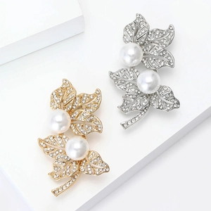 Broche élégante en forme de feuille avec perles blanches et strass en finitions or et argent