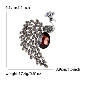 Broche paon élégante avec cristaux colorés et accent de pierre précieuse brun-rouge