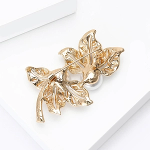 Broche élégante feuille dorée avec perles, fermoir à épingle robuste et motif évidé