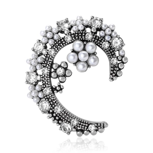 Broche croissant de lune argentée vintage avec perles et motif fleur strass