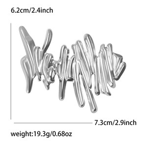 Broche irrégulière en métal liquide argenté avec texture ondulée, taille 7,3cm x 6,2cm