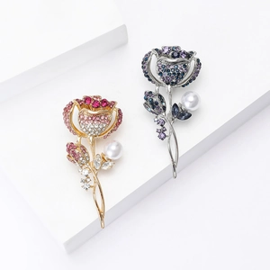 Broche florale exquise avec strass et perles sur un socle élégant et raffiné