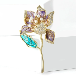 Broche lotus dorée élégante avec émail violet, perles et zircons pour tailleurs