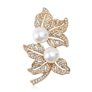 Broche élégante en forme de feuille dorée avec perles et strass sur fond blanc