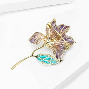 Vue arrière de la broche fleur de lotus en émail doré avec pétales dégradés de violet
