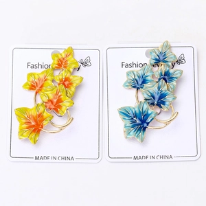 Vue détaillée des broches feuilles de lierre avec émail vibrant en tons jaune et bleu