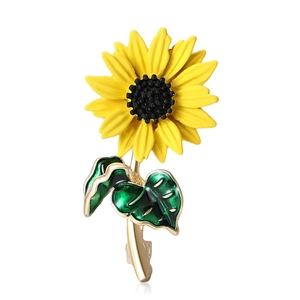 Élégante broche tournesol en émail avec pétales jaunes et feuilles vertes sur fond blanc