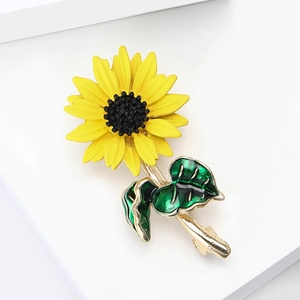 Broche tournesol vibrante avec pétales en émail jaune et feuilles vertes sur métal