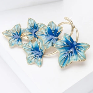 Détail de la broche en forme de lierre avec émail dégradé bleu et violet doré