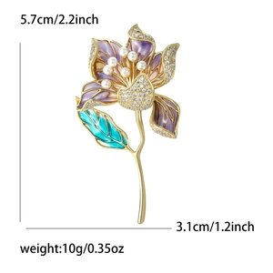 Broche fleur de lotus élégante avec pétales émaillés violets et perles blanches sur or