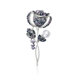 Élégante broche fleur avec cristaux violets et bleus et perle blanche sur base argent