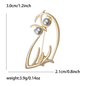 Broche chat dorée minimaliste avec perles grises et dimensions 3,0 cm par 2,1 cm