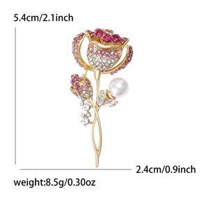 Broche rose exquise avec strass roses et perle, dimensions de 5,4 cm sur 2,4 cm