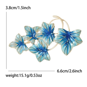 Broche élégante en feuilles d'émail bleu et finition dorée avec dimensions et poids