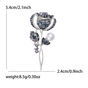 Broche rose argentée élégante avec strass violets dégradés et perle hauteur 5,4 cm