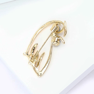 Broche chouette dorée évidée élégante avec finition polie et épingle de sûreté