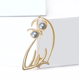 Broche chouette dorée élégante avec perles gris foncé sur fond géométrique épuré