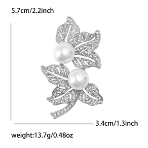 Elegante spilla a foglia con perle bianche e strass scintillanti, misura 5,7cm x 3,4cm
