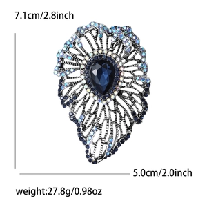 Detailed size specifications for a retro hollow blue crystal brooch with 7.1cm x 5.0cm dimensions