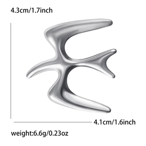 Polished silver stainless steel swallow brooch measuring 4.3x4.1cm and weighing 6.6g