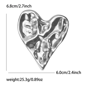 Vue détaillée d'une broche cœur argentée indiquant la hauteur de 6,8 cm et largeur 6,0 cm
