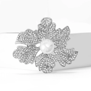 Broche fleur en strass et perle blanche sur monture argentée élégante
