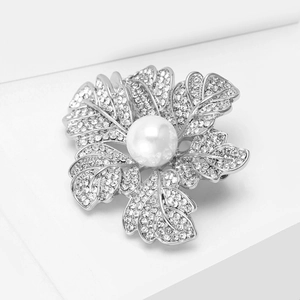 Détail d'une broche fleur en perles avec pétales argentés strassés sur support