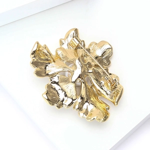 Broche fleurie dorée avec perles et feuilles, dotée d'un fermoir de sécurité fiable