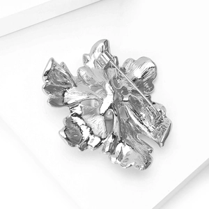Broche fleur argentée avec strass et perles dotée d'un fermoir à épingle sécurisé au dos