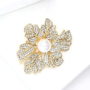 Vue détaillée de la broche feuille avec perle blanche centrale et strass en cristal