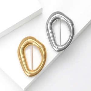 Broches minimalistes en alliage aux formes organiques or et argent sur support géométrique