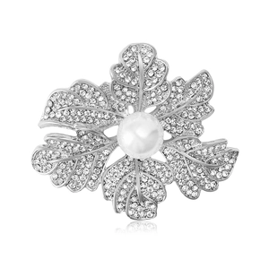 Broche fleur argentée élégante avec feuilles en cristal et une perle blanche centrale