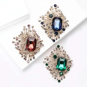 Set di spille di lusso con grandi gemme rettangolari in blu, bordeaux e verde smeraldo