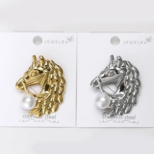 Gros plan de broches en forme de tête de cheval en or et argent avec perles blanches