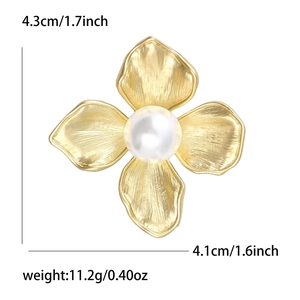 Elegant gold-tone brushed metal flower brooch with center pearl, 4.3cm size