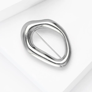 Vue détaillée de la broche argentée de style métal liquide avec finition polie et épingle