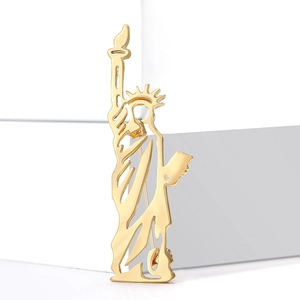 Broche Statue de la Liberté en alliage doré avec design évidé et finition polie
