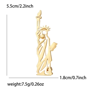 Broche Statue de la Liberté dorée avec dimensions 5,5cm sur 1,8cm sur fond blanc