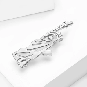 Détail de la broche Statue de la Liberté en argent avec finition miroir polie miroir