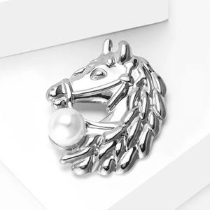 Vue macro détaillée de la broche tête de cheval argentée avec une perle blanche