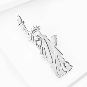 Détail de la broche Statue de la Liberté en argent avec finition miroir polie