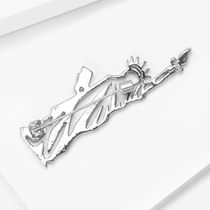 Détail de la broche Statue de la Liberté en argent montrant le mécanisme de fermoir de sûreté