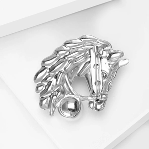 Vue détaillée du dos de la broche tête de cheval avec fermoir épingle de sûreté en métal